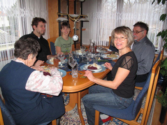 Oma, Markus, Elena, Mama und Papa im Haus meiner Eltern (25. Dez.)