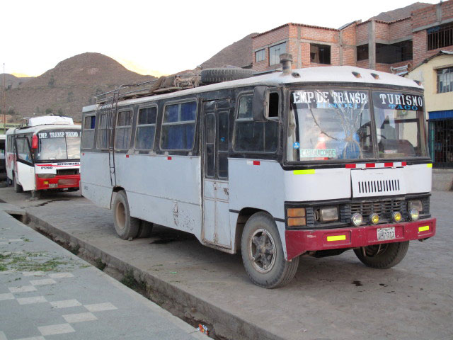 Linienbus Cabanaconde - Huambo auf der Plaza de Armas in Cabanaconde, 3.287 m (14. Juli)