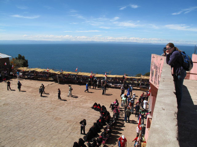 Roland und Daniela bei der Fiesta de Santiago auf der Isla Taquile im Lago Titicaca, 3.950 m (3. Aug.)