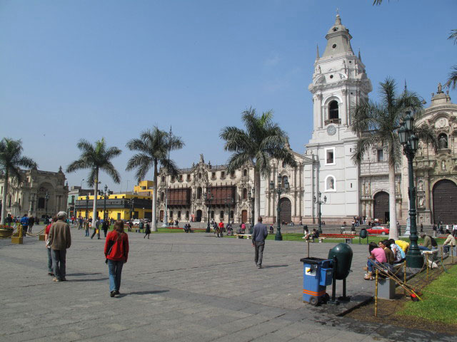 Valentin, Harald, Daniela und Norbert auf der Plaza de Armas in Lima, 161 m (5. Aug.)