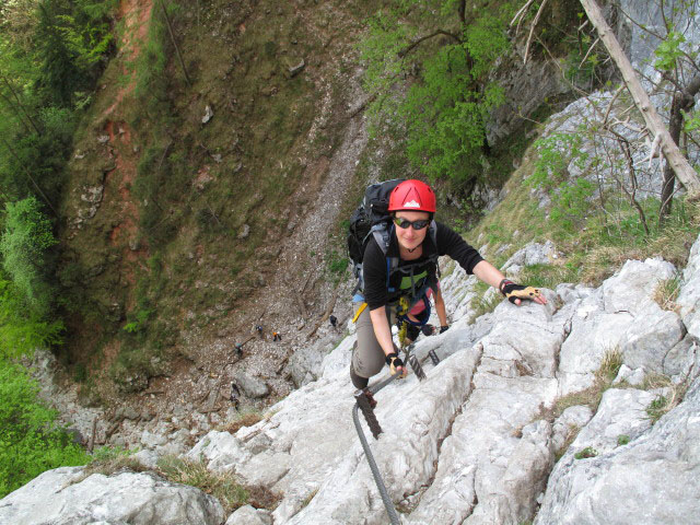 Drachenwand-Klettersteig: Carmen zwischen Einstiegsleiter und Wasserfall
