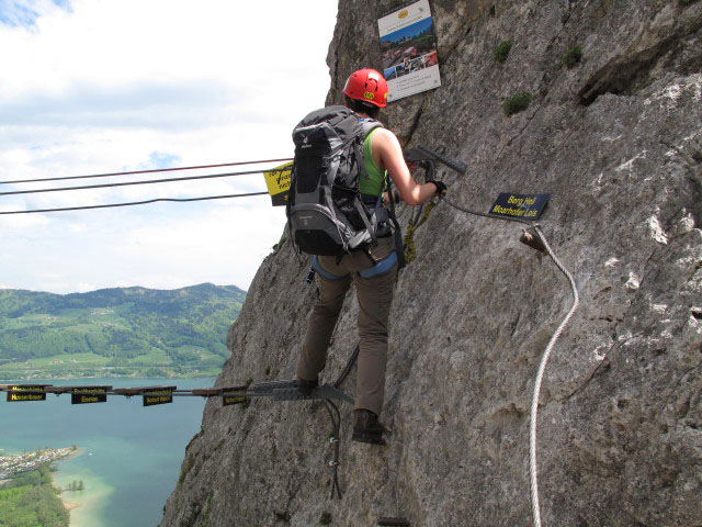 Drachenwand-Klettersteig: Carmen auf der H&auml;ngebr&uuml;cke