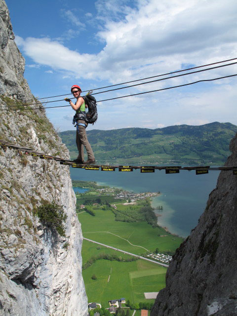 Drachenwand-Klettersteig: Carmen auf der H&auml;ngebr&uuml;cke