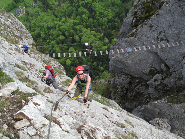 Drachenwand-Klettersteig: Carmen nach der H&auml;ngebr&uuml;cke