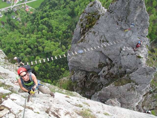 Drachenwand-Klettersteig: Carmen nach der H&auml;ngebr&uuml;cke
