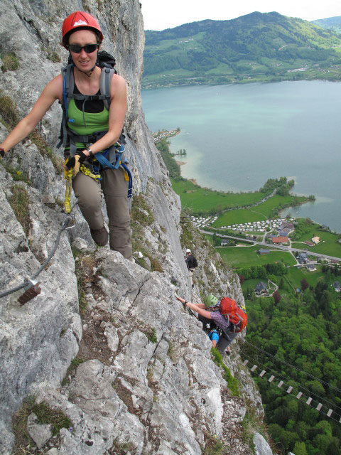 Drachenwand-Klettersteig: Carmen nach der H&auml;ngebr&uuml;cke