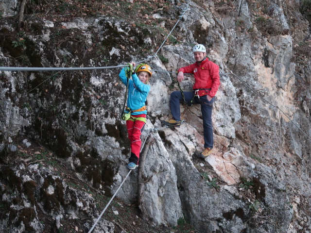 Bergkraxlerwand-Klettersteig: Antonia auf der Seilbr&uuml;cke