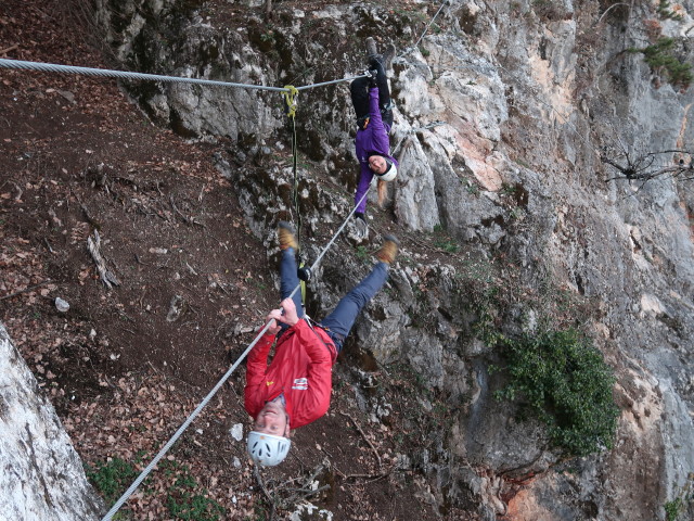 Bergkraxlerwand-Klettersteig: Andreas und Maria auf der Seilbr&uuml;cke