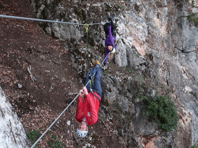Bergkraxlerwand-Klettersteig: Andreas und Maria auf der Seilbr&uuml;cke