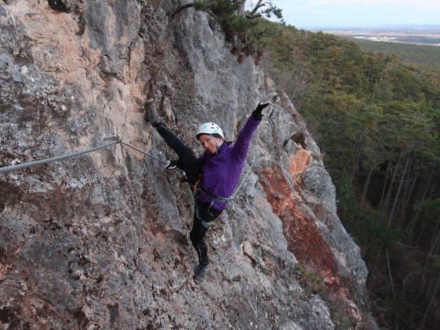 Bergkraxlerwand-Klettersteig: Maria in der Abzweigung zur Seilbr&uuml;cke
