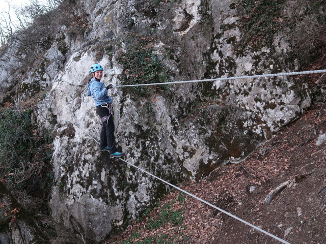 Bergkraxlerwand-Klettersteig: Sabine auf der Seilbr&uuml;cke