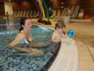 Sabine und Nils im Kleinkinderbecken