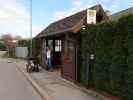Nils und Sabine in der Haltestelle Sparbach Ortsmitte