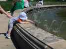 Schlosspark: Nils beim Springbrunnen