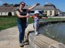 Schlosspark: Sabine und Nils beim Springbrunnen