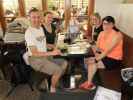 Nils, ich, Sabine, Mama und Ulrike im Eissalon Laxenburg