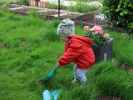 Nils im Garten meiner Eltern