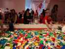 Sabine und Nils in der R&oslash;d Zone im LEGO House in Billund (27. Mai)