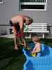 Papa und Nils im Garten meiner Eltern