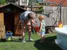 Mama und Nils im Garten meiner Eltern