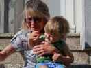 Mama und Nils im Garten meiner Eltern