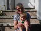 Mama und Nils im Garten meiner Eltern
