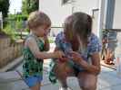Nils und Mama im Garten meiner Eltern