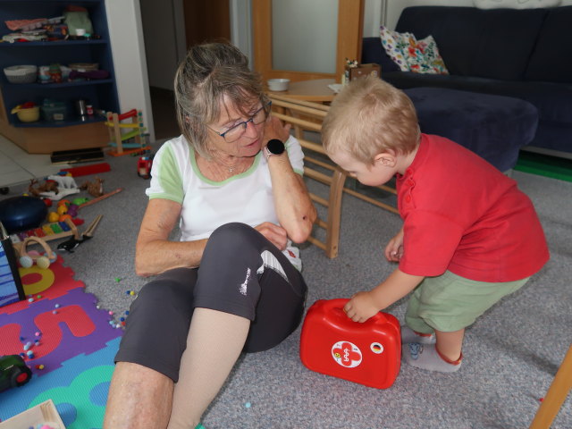 Mama und Nils in unserer Wohnung