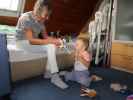 Mama und Nils im Haus meiner Eltern (4. Aug.)