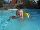 Nils im Schwimmbecken meiner Eltern