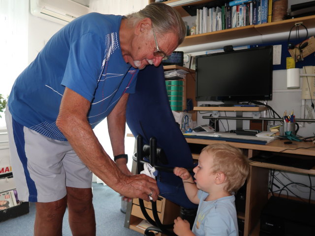 Papa und Nils im Haus meiner Eltern (2. Sep.)