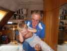 Nils und Papa im Haus meiner Eltern (2. Sep.)