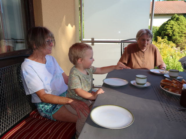 Mama, Nils und Oma auf der Terrasse meiner Oma