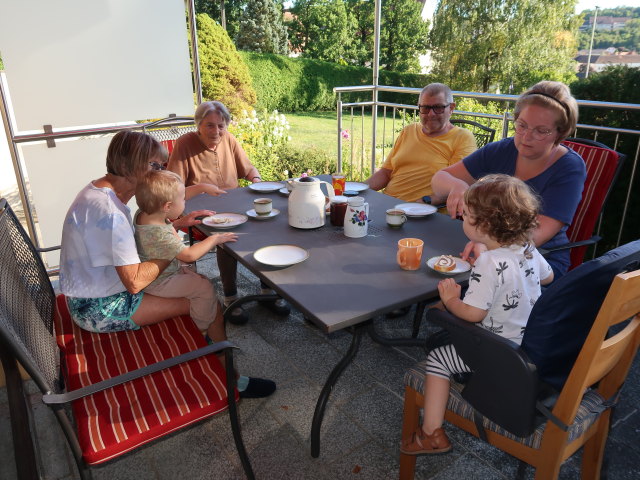Mama, Nils, Oma, Franz, Olivia und Alexandra auf der Terrasse meiner Oma