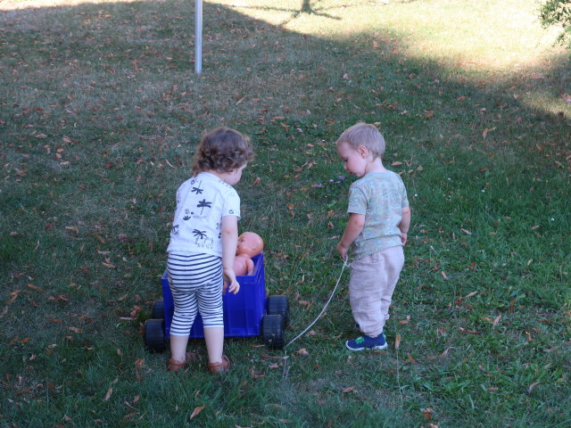 Olivia und Nils im Garten meiner Oma