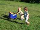 Nils und Olivia im Garten meiner Oma