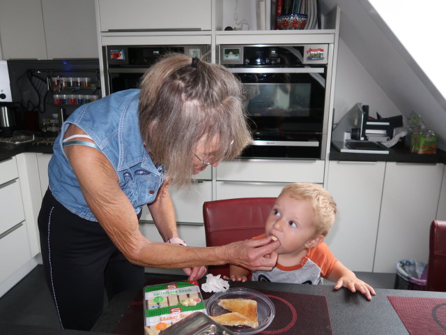 Mama und Nils im Haus meiner Eltern