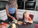 Mama und Nils im Haus meiner Eltern