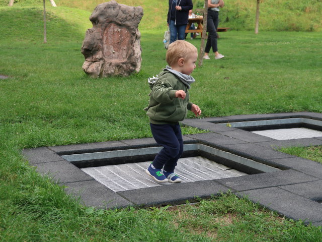 Nils am Spielplatz