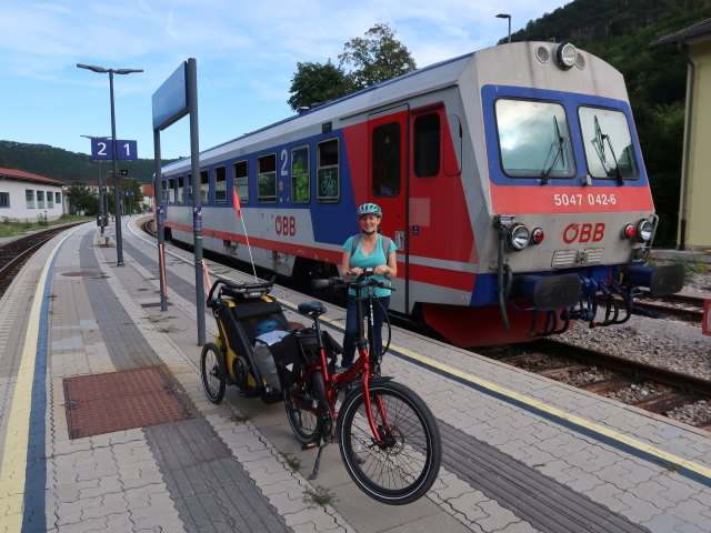 Sabine im Bahnhof Weissenbach-Neuhaus, 354 m
