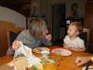 Mama und Nils im Haus meiner Eltern