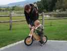 Sabine und Nils am Laufrad-Parcours