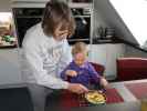 Mama und Nils im Haus meiner Eltern