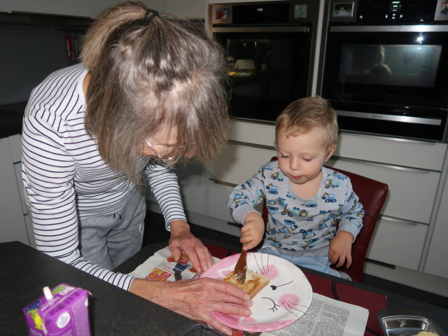 Mama und Nils im Haus meiner Eltern