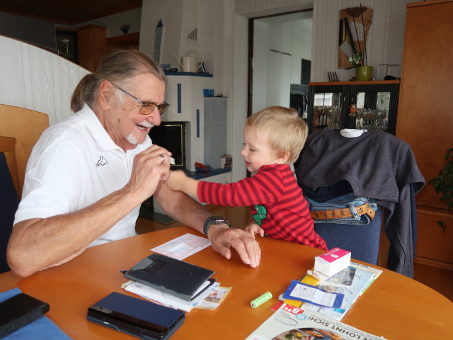 Papa und Nils im Haus meiner Eltern