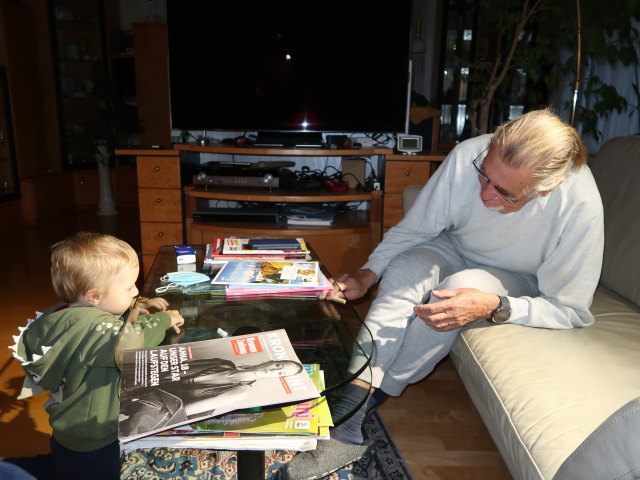 Nils und Papa im Haus meiner Eltern
