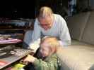 Papa und Nils im Haus meiner Eltern