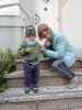 Nils und Mama im Garten meiner Eltern (22. Okt.)