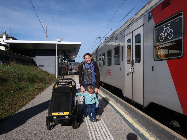 Sabine und Nils im Bahnhof Bad V&ouml;slau, 250 m