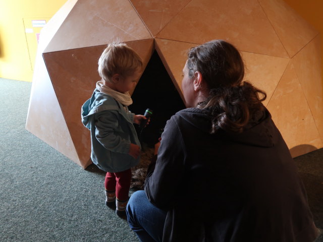 Nils und Sabine in der Ausstellung 'Eiszeit' im Museum Mistelbach